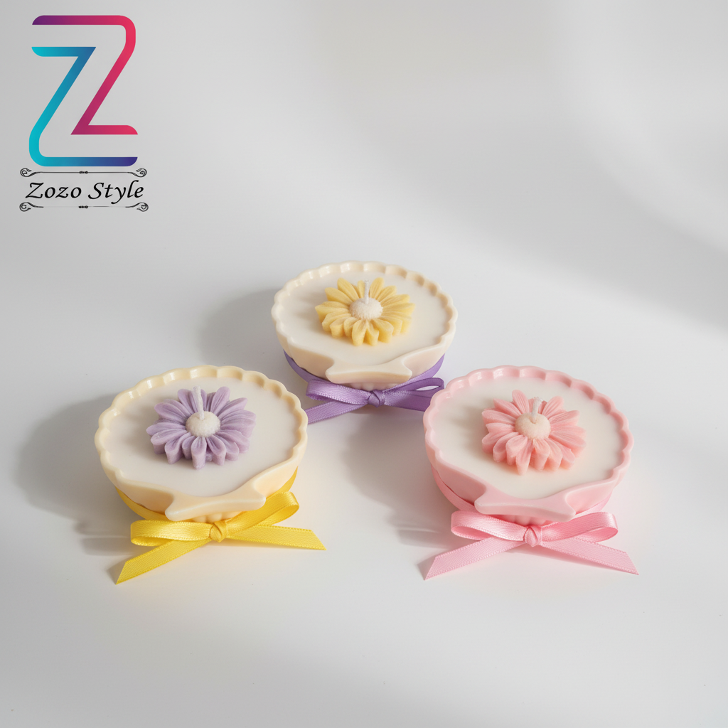 ثلاث شموع بألوان مختلفة